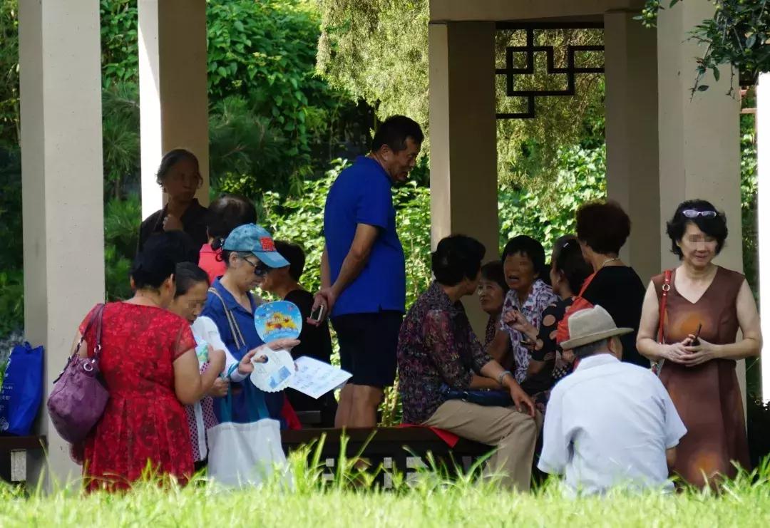 火爆现场相亲角,相亲角超受欢迎