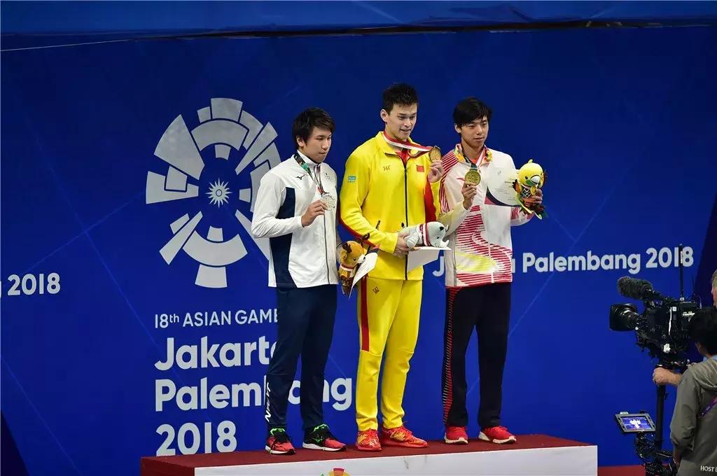 孙杨服装领奖台,孙杨为何不按规定穿领奖服