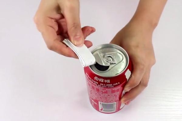 易拉罐拉环断了怎么开?别着急,只需一张纸就能轻松打开,超实用
