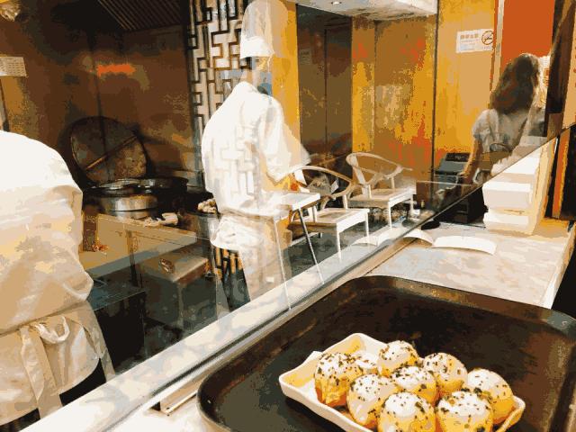 当年要是我没去批发美容美发产品，现在哪里还有小杨生煎的机会！