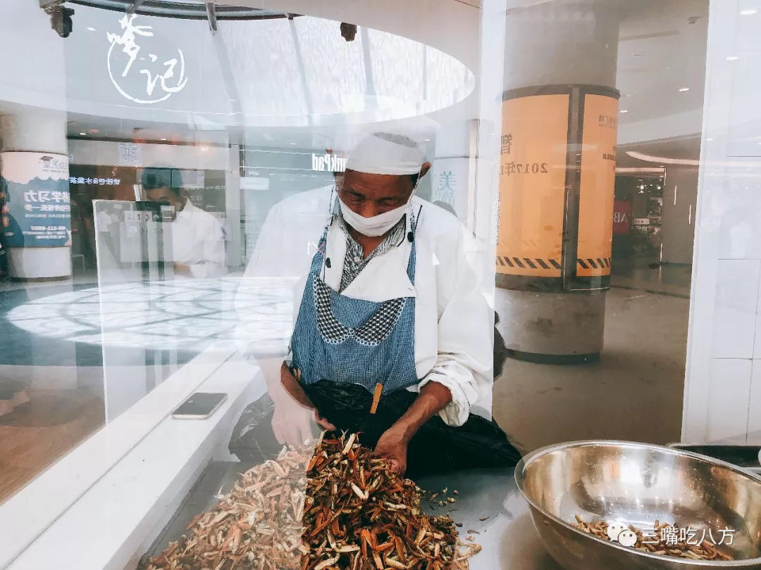 当年要是我没去批发美容美发产品，现在哪里还有小杨生煎的机会！