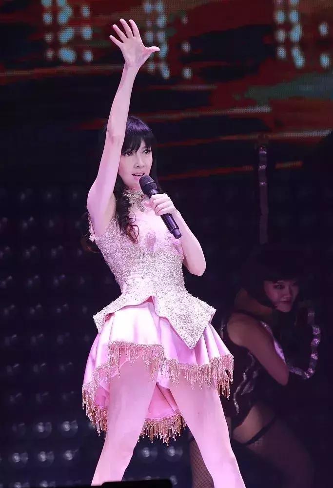 周慧敏20到51岁女神也老了,周慧敏51岁还是很年轻