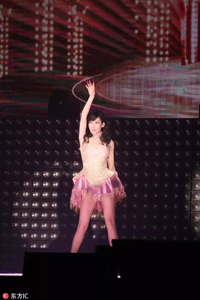 周慧敏20到51岁女神也老了,周慧敏51岁还是很年轻