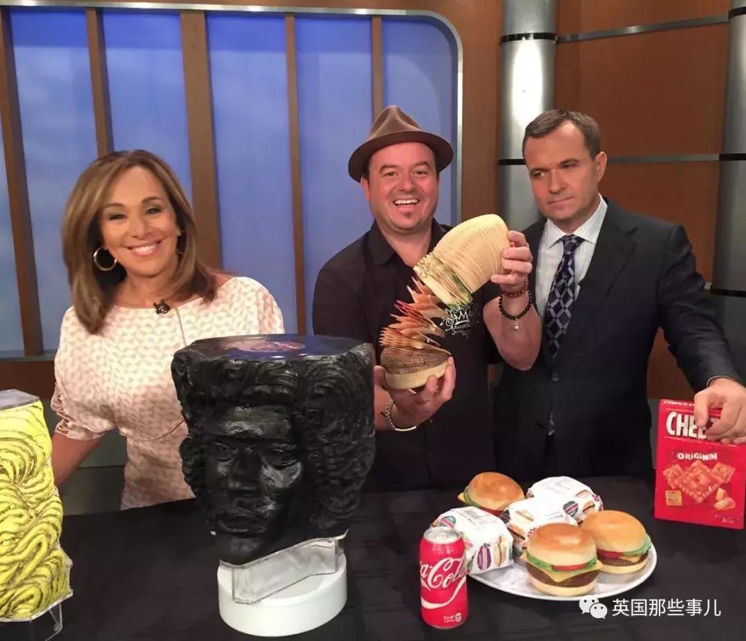 只爱恶作剧靠什么养家？他把所有东西变成纸捉弄人，这手艺简直了