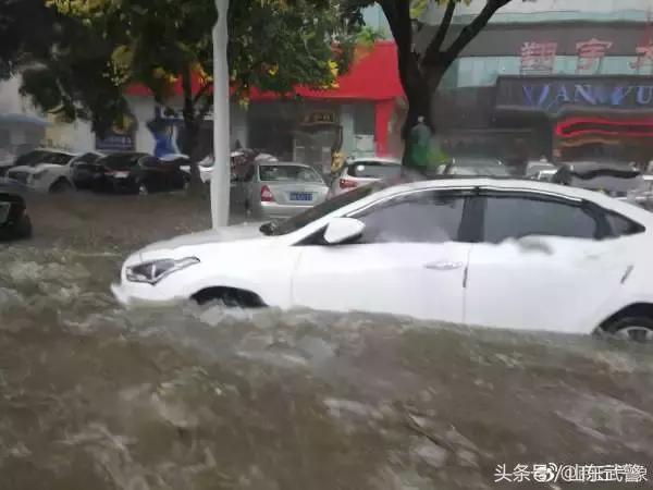 暴雨抢险救灾军人,暴雨来袭坚守岗位