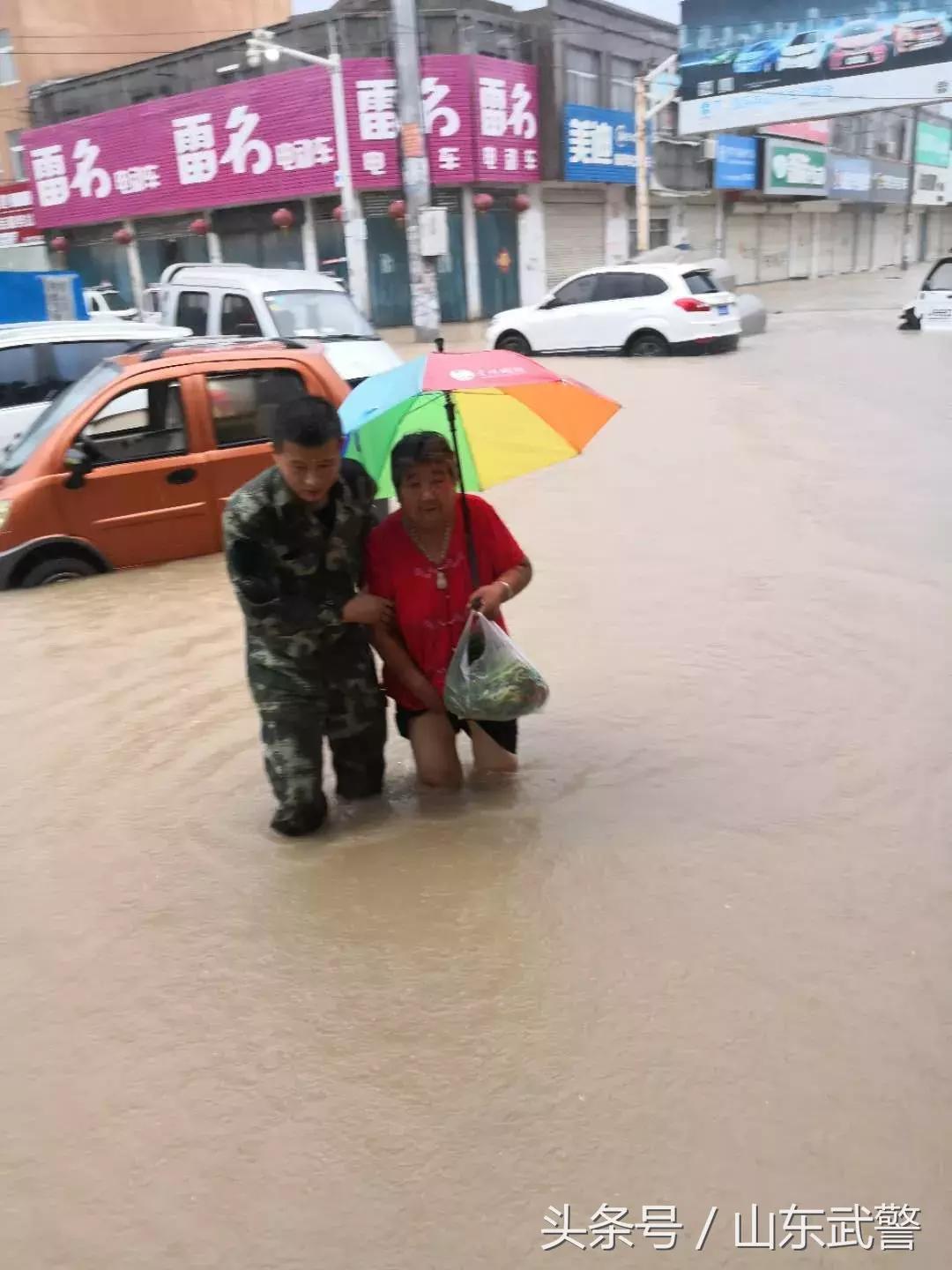 暴雨抢险救灾军人,暴雨来袭坚守岗位