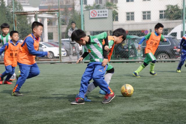 送小孩去学足球费钱吗,为什么要送自己孩子去学跆拳道