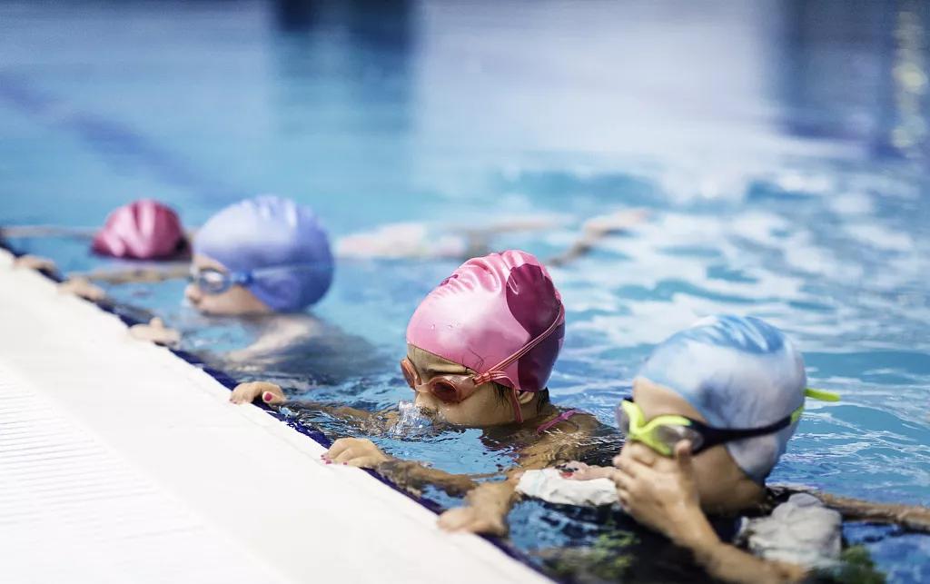 给孩子游泳的正确方法,孩子游泳训练计划安排