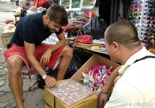 梅西联手c罗战胜乒乓球队,梅西与c罗打乒乓球