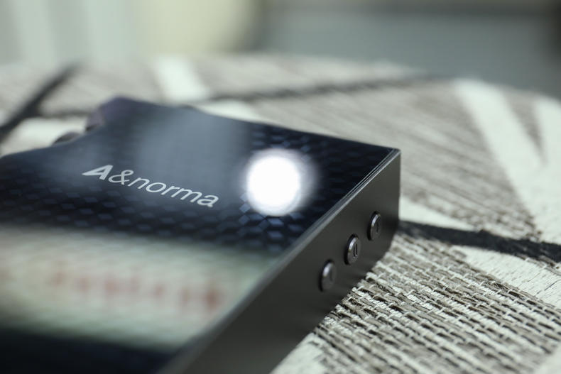 「小蟹寻声」“歪屏”设计颜值满分，艾利和中端旗舰SR15详测！