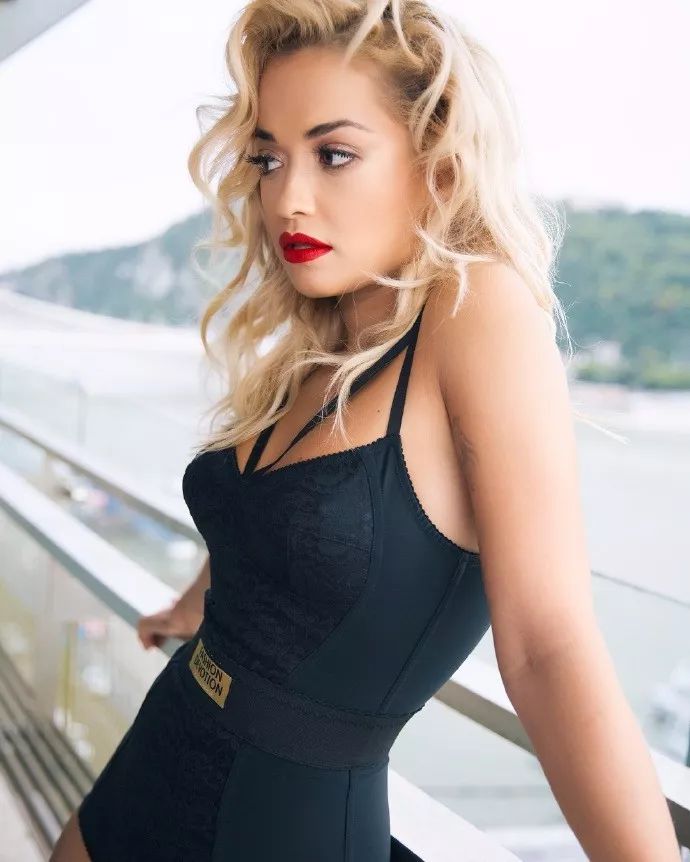 崇尚自由的RitaOra,百变穿衣打破界限