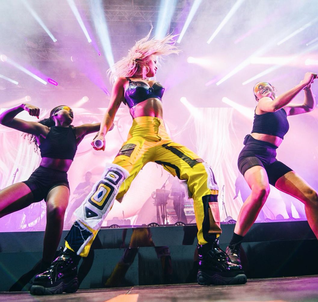 崇尚自由的RitaOra,百变穿衣打破界限