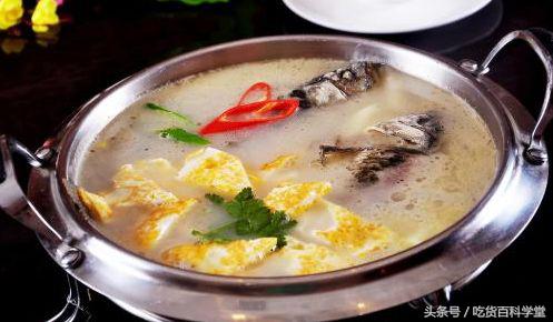 家常炖鲫鱼最正宗的做法,厨师说漏嘴