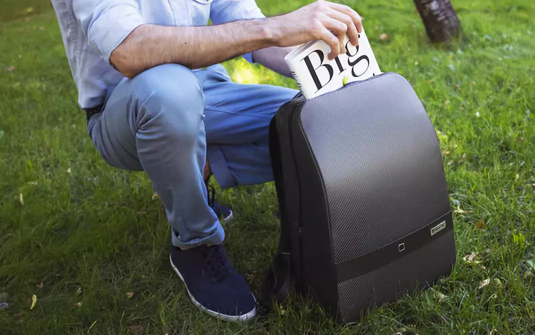 众筹排行榜：内置摄像头的双肩包，功能还贼多！