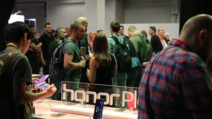 荣耀play活力版开箱,荣耀play活力版打游戏