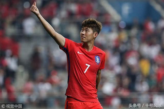 现场球迷视角中国队,现场国足4比1球迷反应