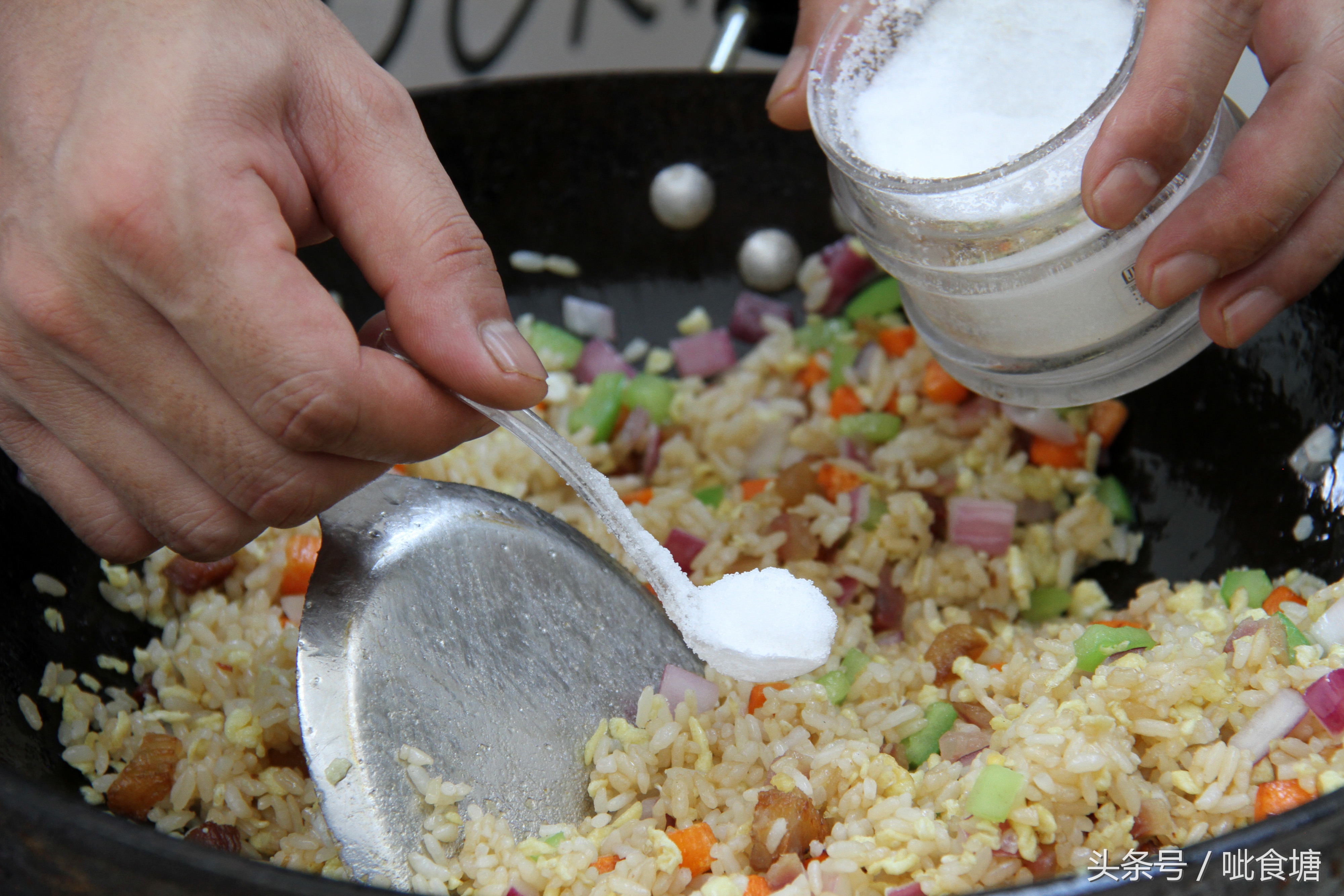 炒饭如何做到米粒松散不硬,炒饭太干硬