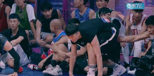 为什么李易峰话题度那么高,李易峰和粉丝相爱相杀的瞬间