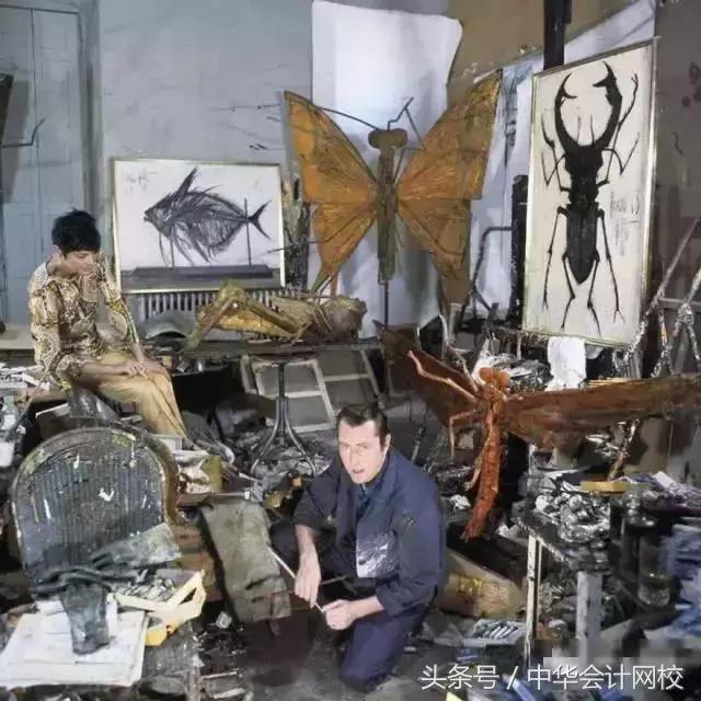 去看了看会计人的办公桌,吓了我一跳……