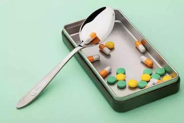 维c银翘片为什么没有金银花,维c银翘片为什么不能随便吃