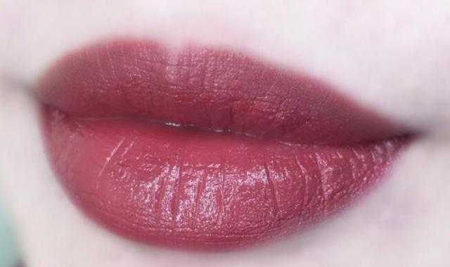 黄皮涂烂番茄色号的口红最显白,适合黄皮的橘调奶茶色口红推荐