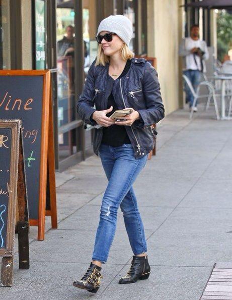 白色斜肩上衣搭配紧身牛仔裤穿搭,时尚穿搭绿色卫衣搭配大码牛仔裤