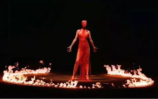 alexandermcqueen代表作品,alexandermcqueen是高定吗