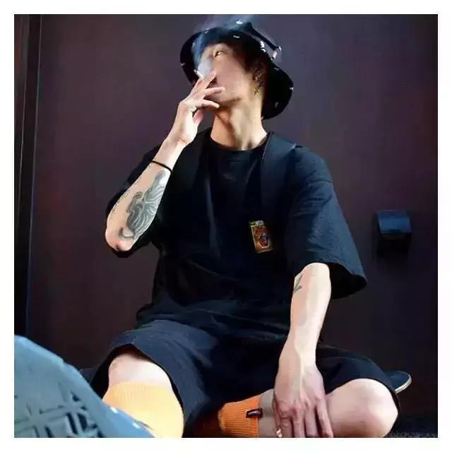 已经开始穿秋装,又到了该买卫衣的季节了