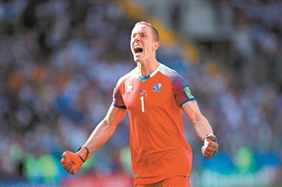 门将阿利松低级失误,冰岛门将有多猛