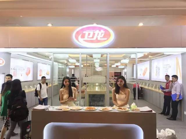 卫龙辣条零食大礼包背包,卫龙休闲零食辣条香辣魔芋爽