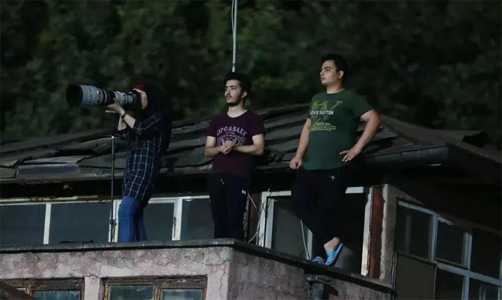 「影集」欧盟：世界上没有免费的照片，伊朗女摄影师为拍摄足球比赛爬上屋顶