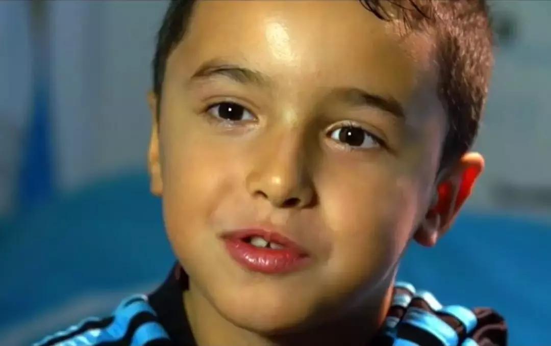 开场10秒他就进球了,对方球员怎么都站着不动?