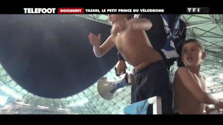 开场10秒他就进球了,对方球员怎么都站着不动?