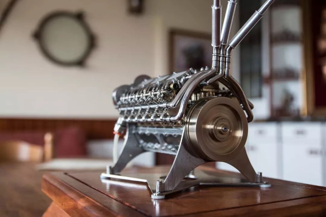 牛人制作32缸发动机,w32迷你发动机diy过程