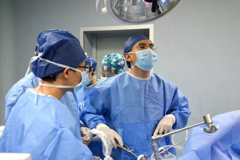 女子喉咙长了一根韭菜怎么办,女子喉咙长出菜花