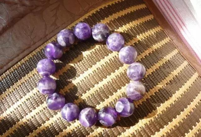 蜜蜡可以用强生婴儿油保养吗,蜜蜡手串的保养方法和注意事项