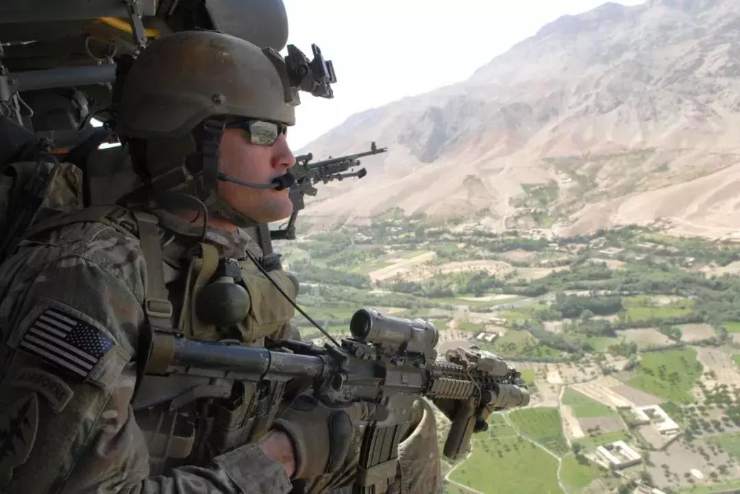 手榴弹被击中会爆炸吗,士兵胸前挂个手雷