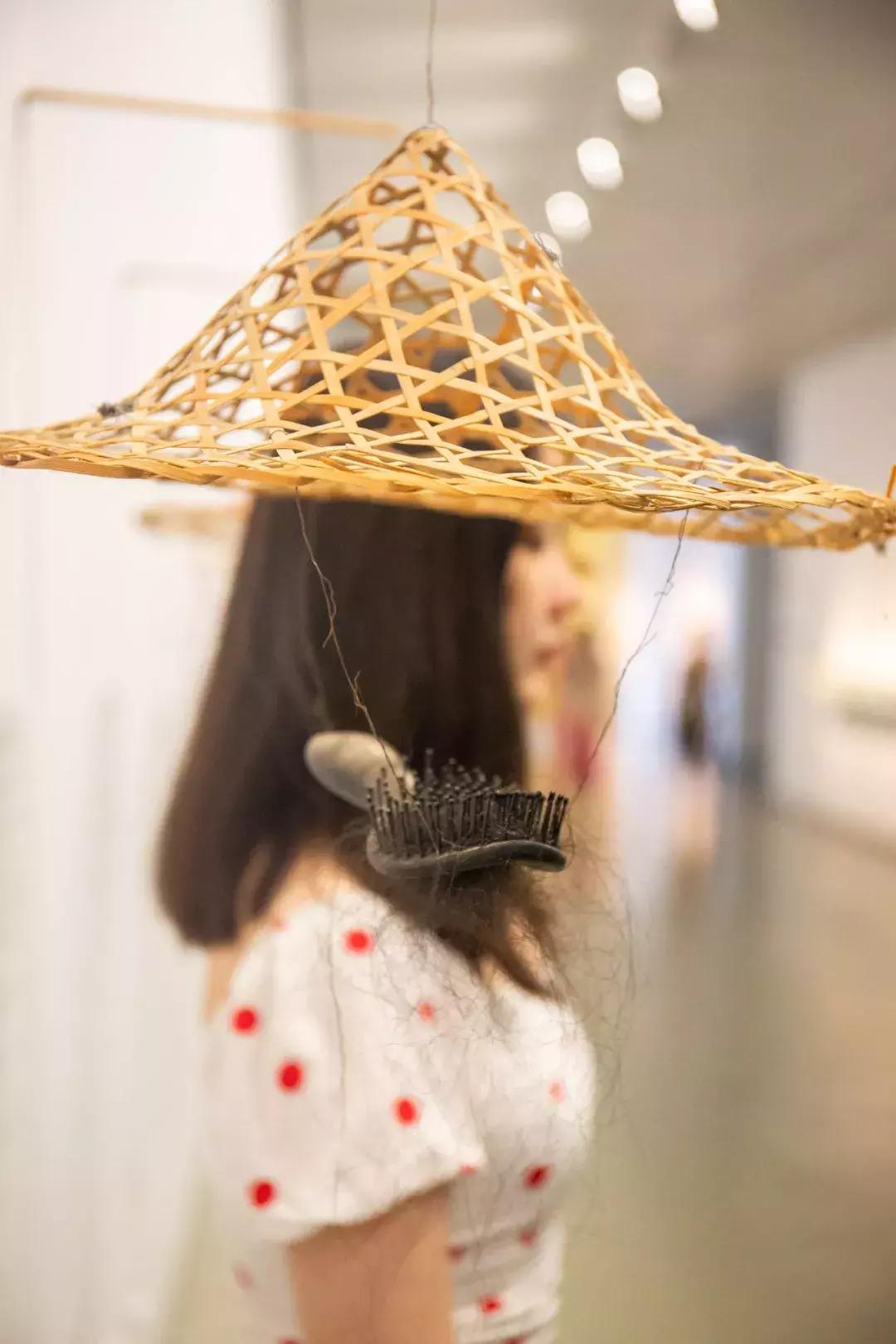 亚洲首展！开枪射画肉上绣花……这场叫“她”的展览，见识女性的力量