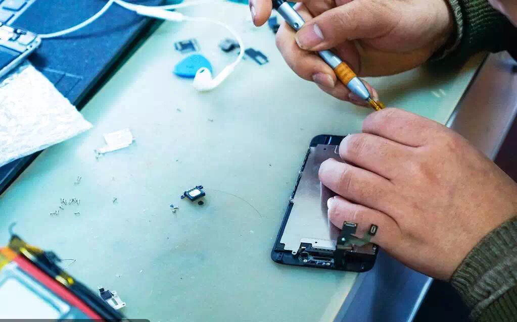 揭秘新高危职业——手机维修师傅那不为人知的心酸