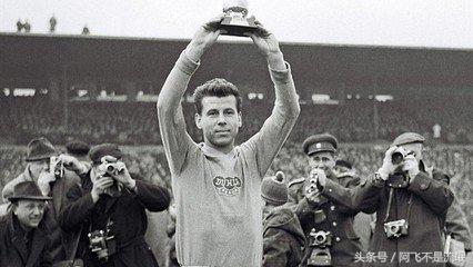 帅哥贝克汉姆荣获2018欧足联主席奖，盘点历届获得者都有谁？