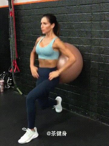 健身球瘦肚子和腰上赘肉初学者,健身球提臀训练方法