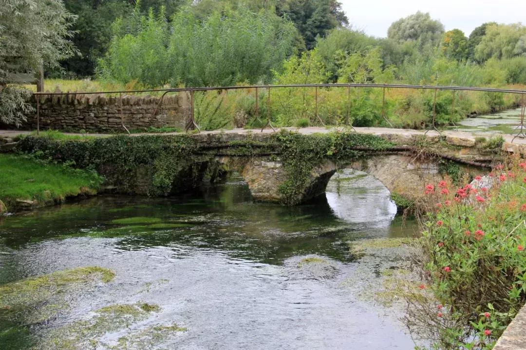 为什么英国人喜欢旅游呢,英国人的城镇和乡下生活