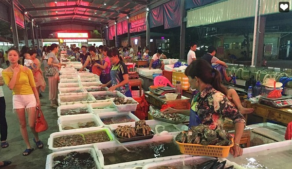 三亚火车头万人海鲜广场最新视频,三亚第一海鲜市场夜市攻略