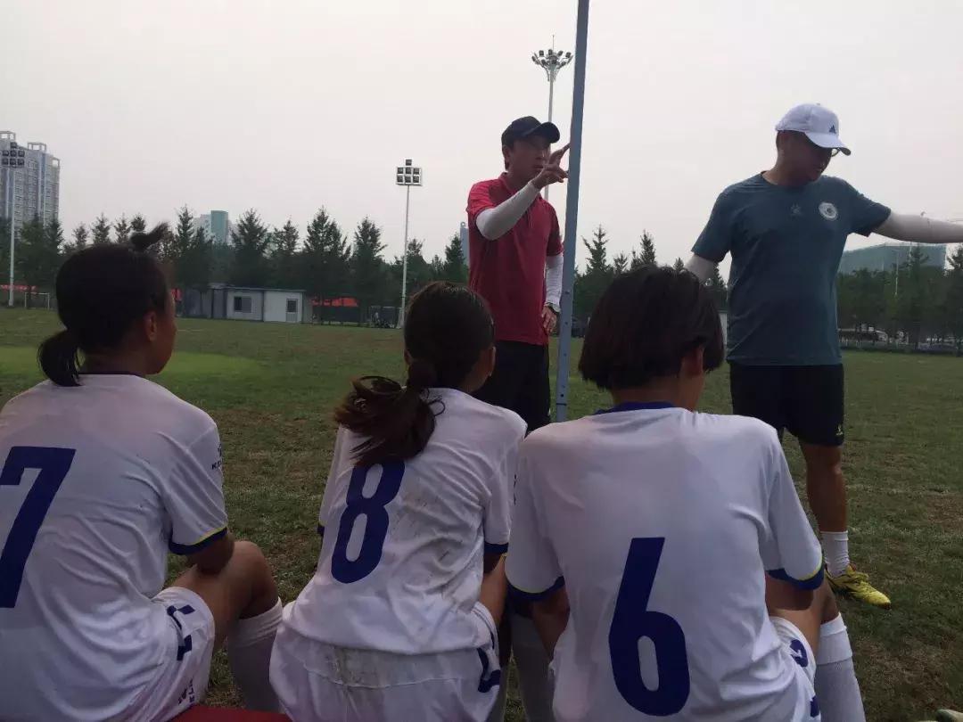 这就是基层女足的现状，两位教练带出一支冠*队军**，最难一关是选材