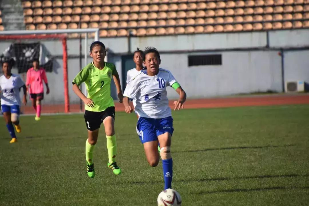 这就是基层女足的现状，两位教练带出一支冠*队军**，最难一关是选材