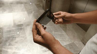 再也不怕碎屏、进水！这手机埋土里、放锅里煮都能用，网友：过瘾