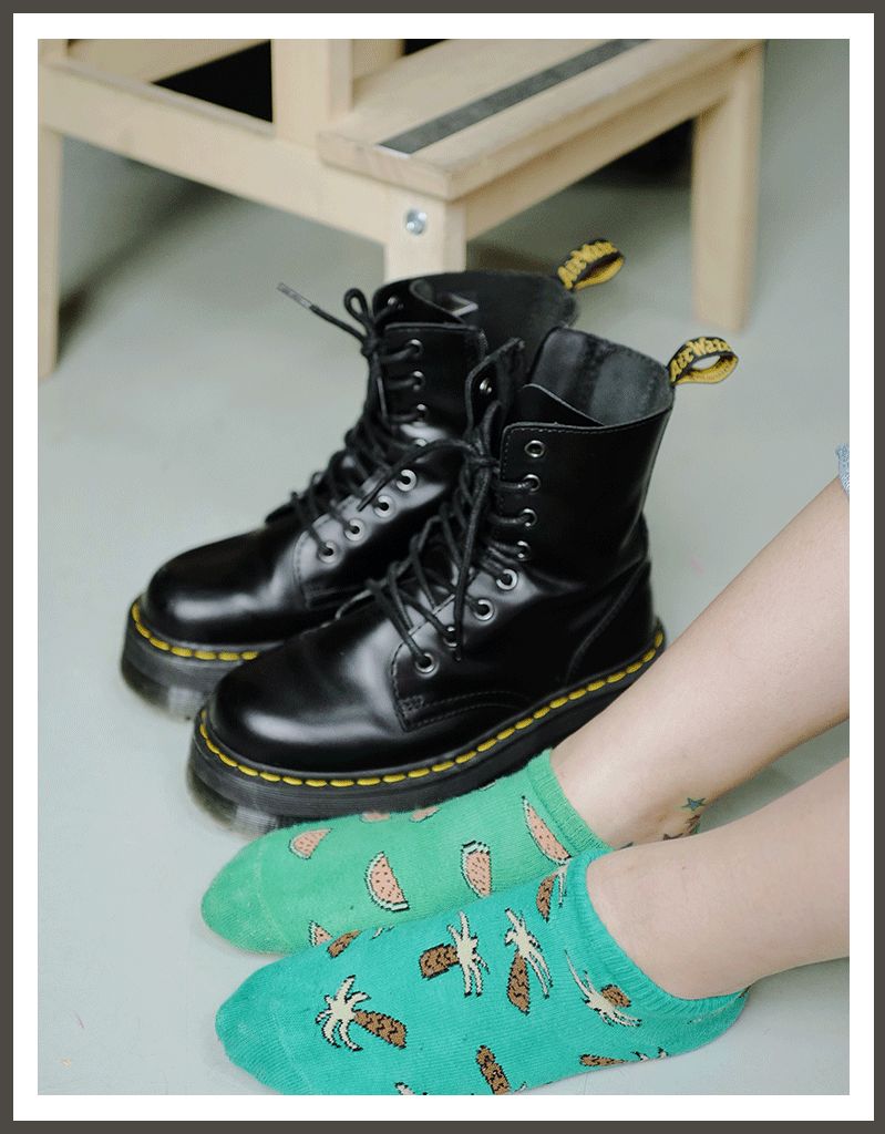 看完员工的鞋子，我哇地一声哭出来