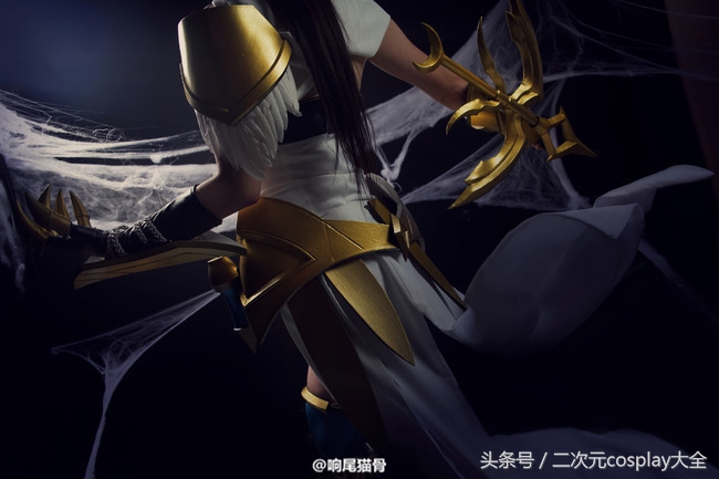 薇恩猪年限定cos,薇恩cos光明哨兵