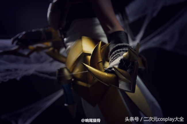 薇恩猪年限定cos,薇恩cos光明哨兵