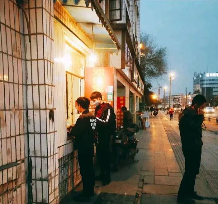 一天卖200个兔头,一天卖出1000只鸡